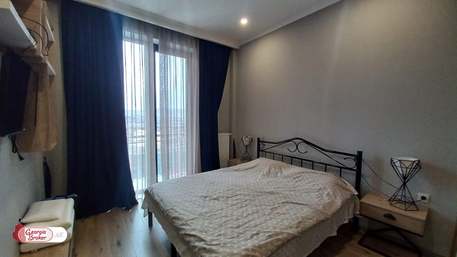 იყიდება ახალი გარემონტებული 11 ოთახიანი სახლი თბილისის შემოგარენში